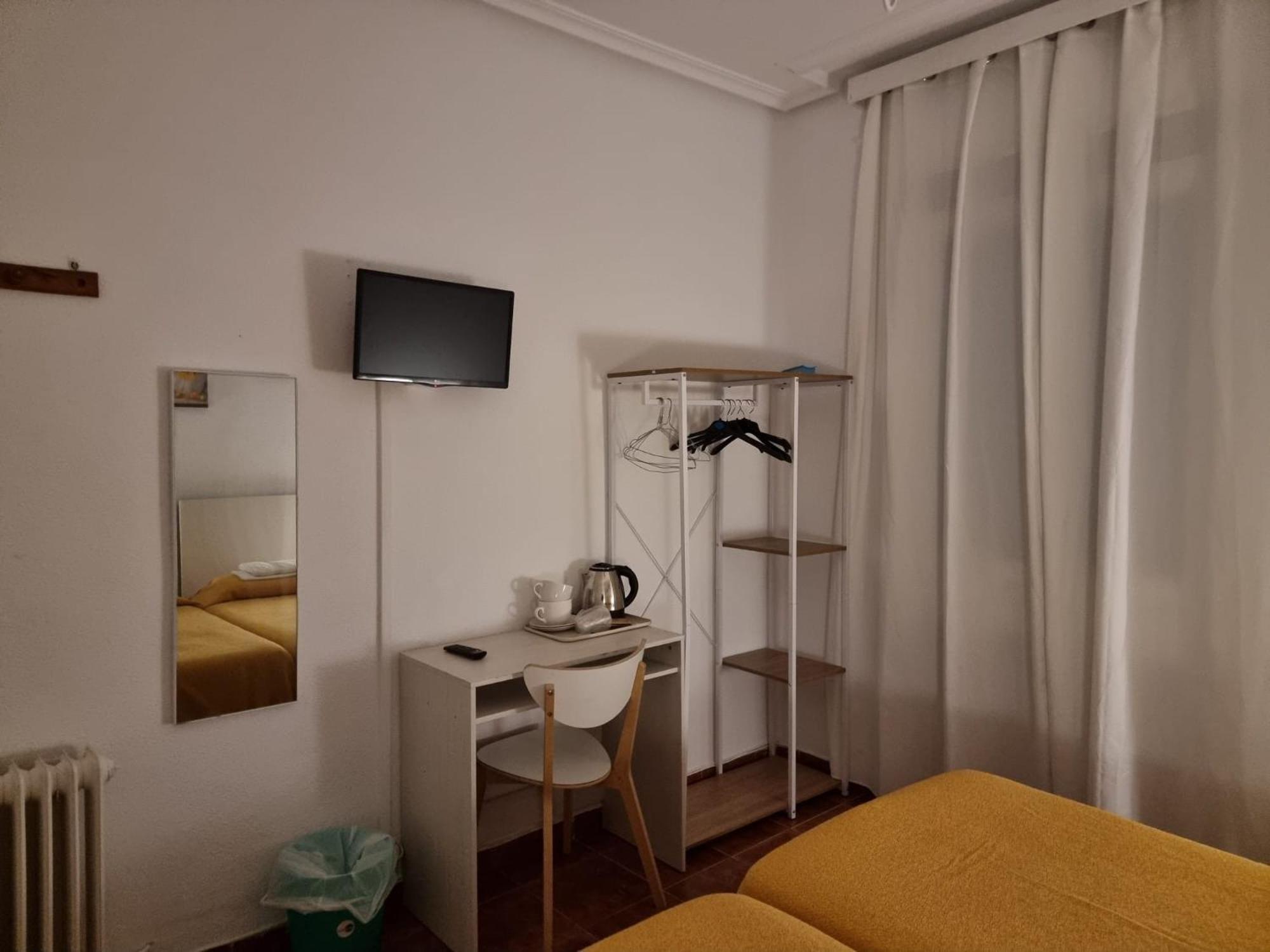 Twin Room with Shared Bathroom,1499869138:JPEG